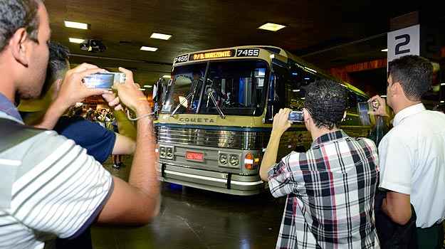 Fãs de ônibus tomaram conta da Rodoviária para ver a chegada do Flecha Azul (Thiago Ventura/EM/D.A Press) Fãs de ônibus tomaram conta da Rodoviária para ver a chegada do Flecha Azul (Thiago Ventura/EM/D.A Press)
