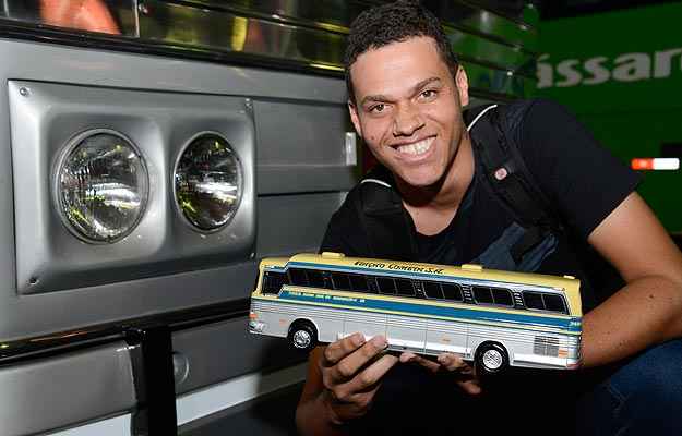 Fábio Henrique de Paula Flaviano ganhou uma miniatura do ônibus (Thiago Ventura/EM/D.A Press) Fábio Henrique de Paula Flaviano ganhou uma miniatura do ônibus (Thiago Ventura/EM/D.A Press)