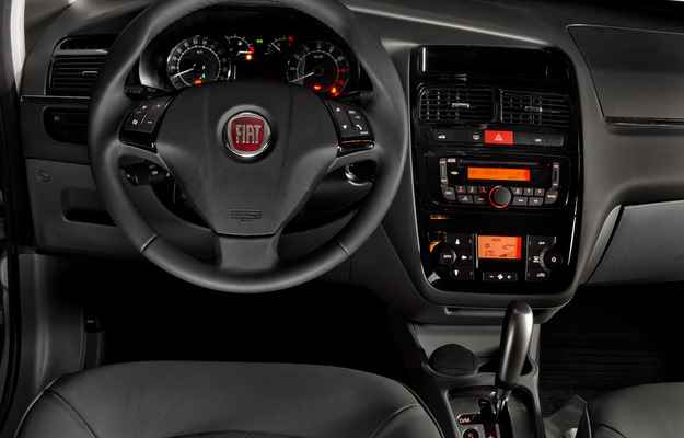 No interior, o modelo traz volante em couro com comandos multimídia (Fiat/Divulgação) No interior, o modelo traz volante em couro com comandos multimídia (Fiat/Divulgação)