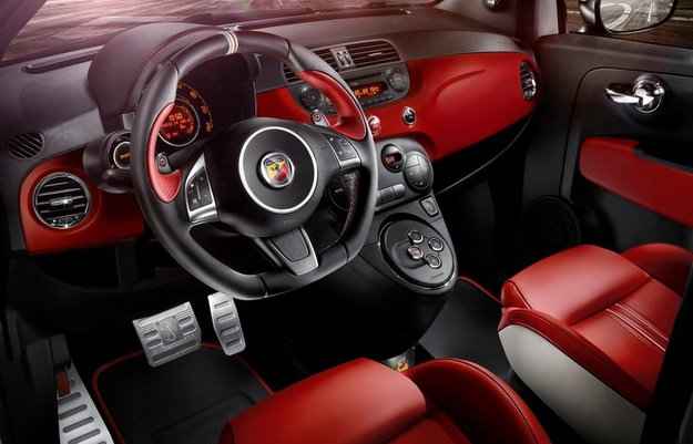 Interior é composto por acabamento em vermelho, detalhes metálicos e bancos de dois tons (Abarth/Divulgação) Interior é composto por acabamento em vermelho, detalhes metálicos e bancos de dois tons (Abarth/Divulgação)