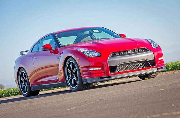 As linhas esportivas do modelo não são meramente ilustrativas, pois ele traz sob o capô um poderoso V6 de 3.8 litros que disponibiliza 550cv de potência e 64kgfm de torque, com performance impecável (Chris Russo/Nissan Divulgação) As linhas esportivas do modelo não são meramente ilustrativas, pois ele traz sob o capô um poderoso V6 de 3.8 litros que disponibiliza 550cv de potência e 64kgfm de torque, com performance impecável (Chris Russo/Nissan Divulgação)