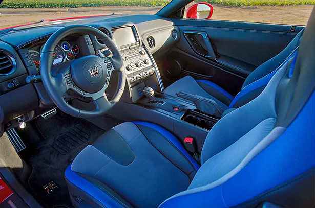 Interior não dispensa o conforto e o acabamento de boa qualidade, com bancos anatômicos e comandos à mão (Chris Russo/Nissan Divulgação) Interior não dispensa o conforto e o acabamento de boa qualidade, com bancos anatômicos e comandos à mão (Chris Russo/Nissan Divulgação)