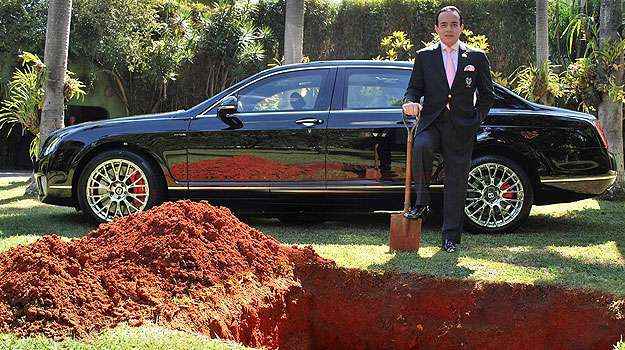 Chiquinho Scarpa causou polêmica ao anunciar que iria enterrar um Bentley (Reprodução/Facebook) Chiquinho Scarpa causou polêmica ao anunciar que iria enterrar um Bentley (Reprodução/Facebook)