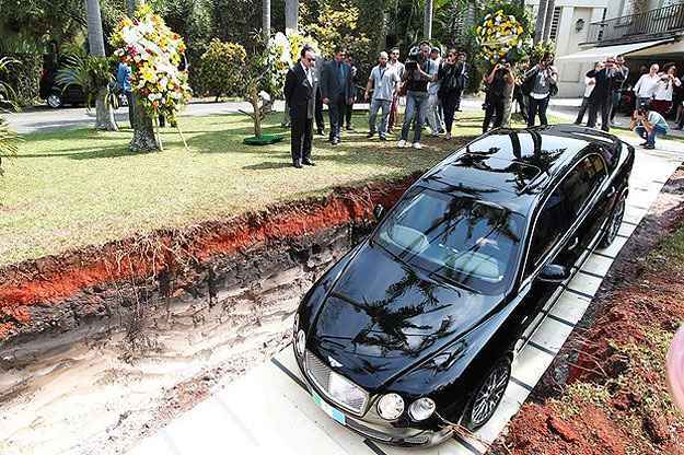 Carro de luxou chegou a descer na sepultura (Manuela Scarpa /Foto Rio News) Carro de luxou chegou a descer na sepultura (Manuela Scarpa /Foto Rio News)