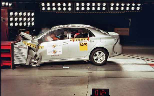 A cadeira se deslocou tanto no Corolla que o boneco bateu no encosto do banco da frente (Latin Ncap / Divulgação) A cadeira se deslocou tanto no Corolla que o boneco bateu no encosto do banco da frente (Latin Ncap / Divulgação)