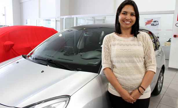Poliana Porto compra seu carro de sonho, o Citroën C3, na Cheverny (Angelo Pettinati/Esp. EM/D.A Press) Poliana Porto compra seu carro de sonho, o Citroën C3, na Cheverny (Angelo Pettinati/Esp. EM/D.A Press)