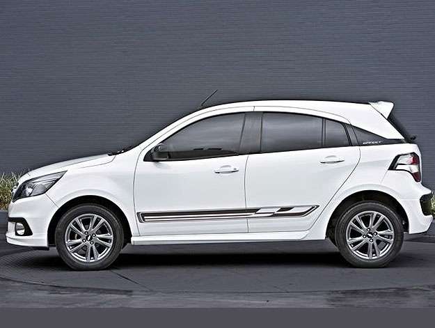 Rodas escurecidas e faixas esportivas na lateral (Chevrolet/Divulgação) Rodas escurecidas e faixas esportivas na lateral (Chevrolet/Divulgação)
