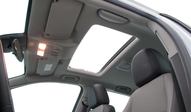 Teto solar elétrico é opcional vendido junto com airbags laterais e de cortina (Chevrolet/Divulgação)