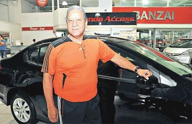 Cliente Honda, Paulo Santiago olha City Sport na Banzai e elogia atendimento (Cristina Horta/EM/DA PRESS) Cliente Honda, Paulo Santiago olha City Sport na Banzai e elogia atendimento (Cristina Horta/EM/DA PRESS)