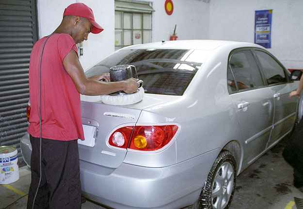 Processo de cristalização não é indicado para carros novos, pois pode danificar o verniz protetor aplicado pelo fabricante (Marlos Ney Vidal/Estado de Minas - 10/02/2005 ) Processo de cristalização não é indicado para carros novos, pois pode danificar o verniz protetor aplicado pelo fabricante (Marlos Ney Vidal/Estado de Minas - 10/02/2005 )