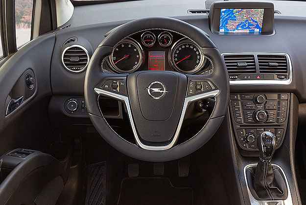 Interior mais elegante e com tele multimídia de 7 polegadas (Opel/Divulgação) Interior mais elegante e com tele multimídia de 7 polegadas (Opel/Divulgação)