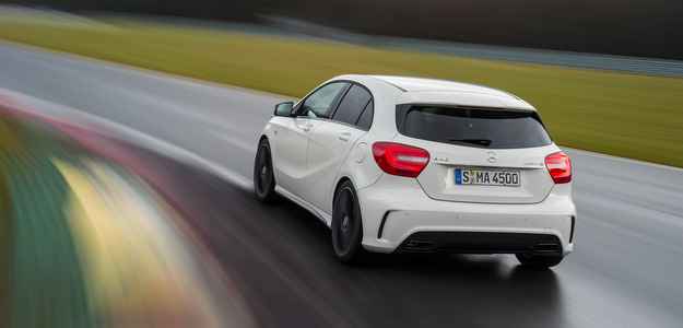 Conjunto motor-transmissão permite ao A 45 AMG acelerar de 0 a 100 km/h em 4,6 segundos (Mercedes-Benz/divulgação) Conjunto motor-transmissão permite ao A 45 AMG acelerar de 0 a 100 km/h em 4,6 segundos (Mercedes-Benz/divulgação)