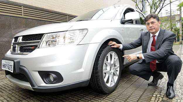 Geraldo César Pinheiro teve seu Dodge Journey trocado por problema no freio, também detectado no novo (Jair Amaral/EM/D.A Press) Geraldo César Pinheiro teve seu Dodge Journey trocado por problema no freio, também detectado no novo (Jair Amaral/EM/D.A Press)