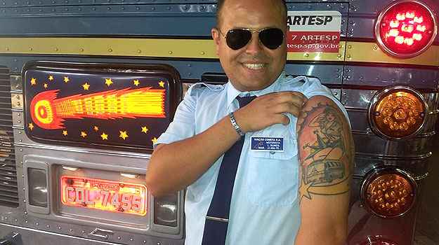 Vestido com uniforme da companhia, Leonardo Ramos Adriano exibe ônibus tatuado (Viação Cometa/Divulgação) Vestido com uniforme da companhia, Leonardo Ramos Adriano exibe ônibus tatuado (Viação Cometa/Divulgação)
