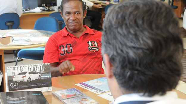 Feliz com atendimento, cantor Jota Eme compra 408 na Bordeaux (Cristina Horta/EM/D.A Press) Feliz com atendimento, cantor Jota Eme compra 408 na Bordeaux (Cristina Horta/EM/D.A Press)