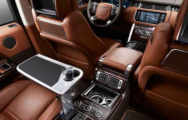 Aumento traz 140 mm a mais de espaço para as pernas dos passageiros (Land Rover/divulgação) Aumento traz 140 mm a mais de espaço para as pernas dos passageiros (Land Rover/divulgação)