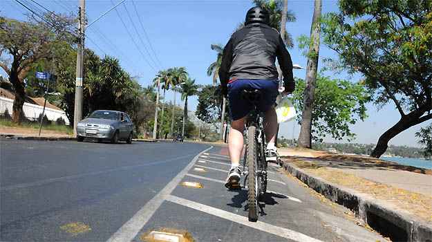 Ciclista enfrenta dificuldades para transitar na orla da lagoa da Pampulha por causa das 'tartarugas' no asfalto (Paulo Filgueiras/EM/D.A PRESS) Ciclista enfrenta dificuldades para transitar na orla da lagoa da Pampulha por causa das 'tartarugas' no asfalto (Paulo Filgueiras/EM/D.A PRESS)