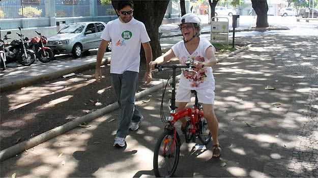 Dona Alfa se diverte durante sua primeira aula de 'Bike Escola' (Marcello Oliveira) Dona Alfa se diverte durante sua primeira aula de 'Bike Escola' (Marcello Oliveira)