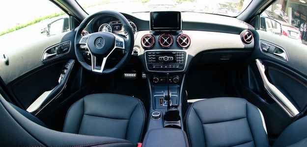 Interior recebeu bancos esportivos e detalhes exclusivos no painel (Mercedes/divulgação) Interior recebeu bancos esportivos e detalhes exclusivos no painel (Mercedes/divulgação)