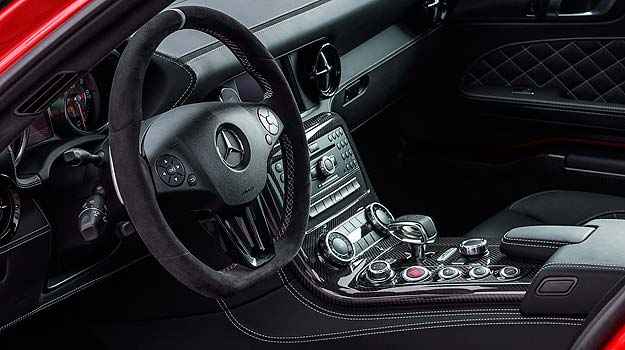 Volante é revestido em Alcantara e o console, em couro preto (Mercedes-Benz/Divulgação) Volante é revestido em Alcantara e o console, em couro preto (Mercedes-Benz/Divulgação)
