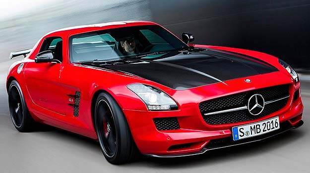 Para reduzir o peso e melhorar o desempenho, a SLS ganhou fibra de carbono no capô e retrovisores (Mercedes-Benz/Divulgação) Para reduzir o peso e melhorar o desempenho, a SLS ganhou fibra de carbono no capô e retrovisores (Mercedes-Benz/Divulgação)