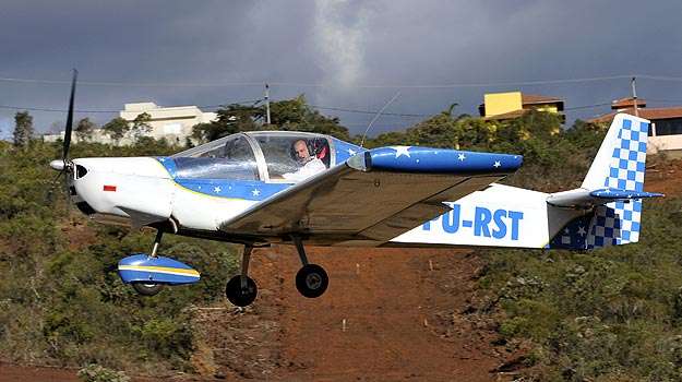 A pequena aeronave começou a ser montada por Ronaldo há seis anos e ainda hoje recebe aperfeiçoamentos, mas já está em plena atividade, voando a 5 mil metros de altura e com autonomia de sete horas (Juarez Rodrigues/EM/D.A PRESS) A pequena aeronave começou a ser montada por Ronaldo há seis anos e ainda hoje recebe aperfeiçoamentos, mas já está em plena atividade, voando a 5 mil metros de altura e com autonomia de sete horas (Juarez Rodrigues/EM/D.A PRESS)