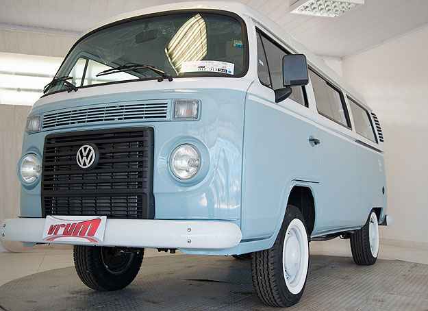 Kombi é um dos modelos que seriam beneficiados com adiamento da norma que obriga airbag e ABS e poderia continuar em linha (Thiago Ventura/EM/D.A PRESS) Kombi é um dos modelos que seriam beneficiados com adiamento da norma que obriga airbag e ABS e poderia continuar em linha (Thiago Ventura/EM/D.A PRESS)