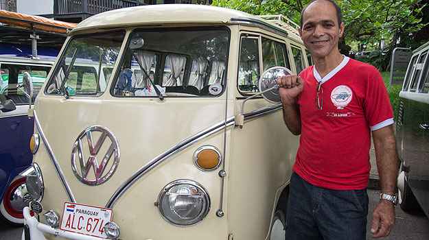 Kombi 1975 - Amauri Lúcio de Oliveira é o presidente do clube e já viajou até o Paraguai com o modelo (Thiago Ventura/EM/D.A Press) Kombi 1975 - Amauri Lúcio de Oliveira é o presidente do clube e já viajou até o Paraguai com o modelo (Thiago Ventura/EM/D.A Press)