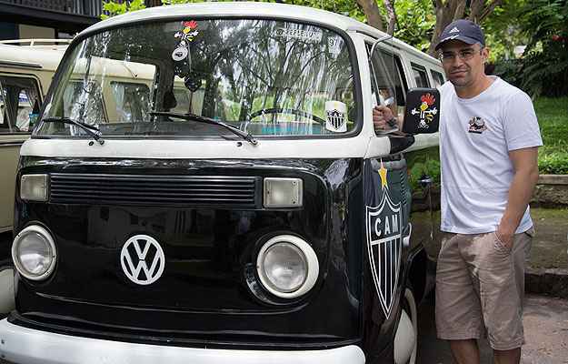 Kombi Standard 1977, a GaloKombi - O advogado Rodrigo Soares comprou o veículo para levar família e amigos para assistir os jos do Atlético (Thiago Ventura/EM/D.A Press) Kombi Standard 1977, a GaloKombi - O advogado Rodrigo Soares comprou o veículo para levar família e amigos para assistir os jos do Atlético (Thiago Ventura/EM/D.A Press)