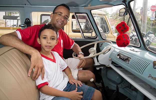 Kombi Luxo 1970 - O carro é o xodó do bancário Helbert Rafael Silva Pinto e o filho João Gabriel (Thiago Ventura/EM/D.A Press) Kombi Luxo 1970 - O carro é o xodó do bancário Helbert Rafael Silva Pinto e o filho João Gabriel (Thiago Ventura/EM/D.A Press)