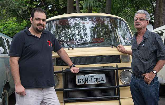 Kombi Pick-up Cabine Dupla 1982 - Os advogados Carlos Barone (E) e Domingos Cortezzi colecionam veículos antigos e integraram o modelo (originalmente a diesel) ao conjuntoO (Thiago Ventura/EM/D.A Press) Kombi Pick-up Cabine Dupla 1982 - Os advogados Carlos Barone (E) e Domingos Cortezzi colecionam veículos antigos e integraram o modelo (originalmente a diesel) ao conjuntoO (Thiago Ventura/EM/D.A Press)