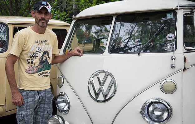 Kombi 1974 - Ronaldo Antônio do Nascimento está transformando o modelo numa legítima Rat Rod, com diversos detalhes extravagantes (Thiago Ventura/EM/D.A Press) Kombi 1974 - Ronaldo Antônio do Nascimento está transformando o modelo numa legítima Rat Rod, com diversos detalhes extravagantes (Thiago Ventura/EM/D.A Press)