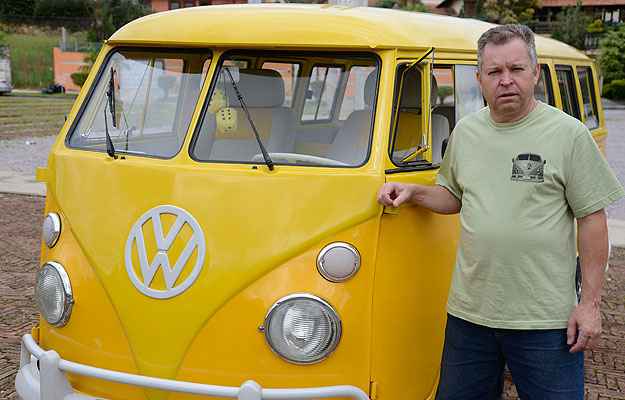 O bancário Geraldo Santos é dono de uma Kombi 1974 personalizada que tem até teto solar (Thiago Ventura/EM/D.A Press) O bancário Geraldo Santos é dono de uma Kombi 1974 personalizada que tem até teto solar (Thiago Ventura/EM/D.A Press)