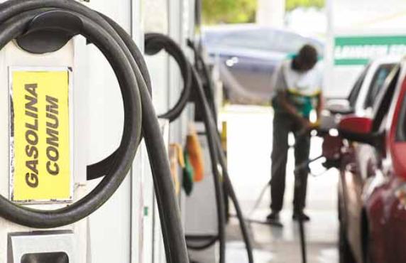 A quantidade de enxofre da gasolina comum vai diminuir de 800mg/kg para 50mg/kg: mudança benéfica (Ed Alves/ CB/ D.A Press) A quantidade de enxofre da gasolina comum vai diminuir de 800mg/kg para 50mg/kg: mudança benéfica (Ed Alves/ CB/ D.A Press)