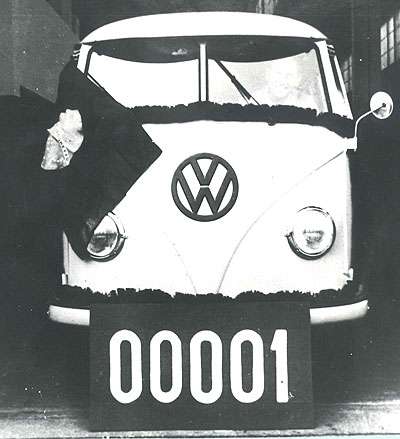 Com a bandeira do Brasil, primeira Kombi fabricada no país (Volkswagen/Divulgação) Com a bandeira do Brasil, primeira Kombi fabricada no país (Volkswagen/Divulgação)