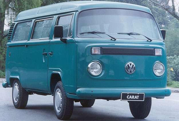 Kombi Carat tinha bancos em veludo, setas em cristal e lanternas traseiras escurecidas (Volkswagen/Divulgação) Kombi Carat tinha bancos em veludo, setas em cristal e lanternas traseiras escurecidas (Volkswagen/Divulgação)