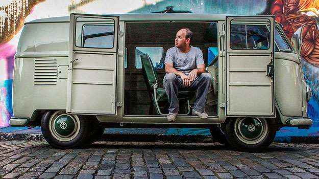 Eduardo Gedrait é dono de uma Kombi 1958, considerada a mais antiga produzida no Brasil (Sofia Stipkovic/Divulgação) Eduardo Gedrait é dono de uma Kombi 1958, considerada a mais antiga produzida no Brasil (Sofia Stipkovic/Divulgação)
