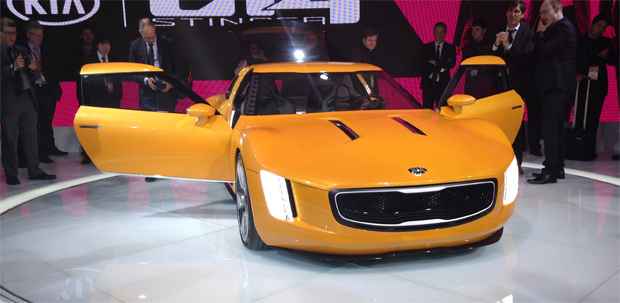 KIA GT4 STINGER
No melhor estilão rear-drive, o Kia GT4 Stinger vem equipado com propulsor 2.0 turbode 315cv. Em
termos de design é visível que o presidente Schreyer e cia. anseiam por novidade (Marcus Celestino/EM/D.A. Press ) KIA GT4 STINGER
No melhor estilão rear-drive, o Kia GT4 Stinger vem equipado com propulsor 2.0 turbode 315cv. Em
termos de design é visível que o presidente Schreyer e cia. anseiam por novidade (Marcus Celestino/EM/D.A. Press )