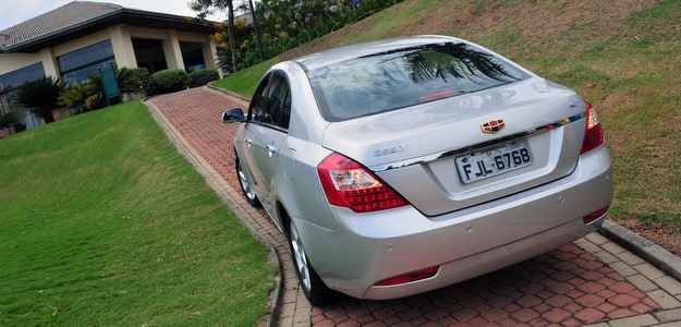 A transmissão do sedã é manual de cinco velocidades (Geely/divulgação) A transmissão do sedã é manual de cinco velocidades (Geely/divulgação)
