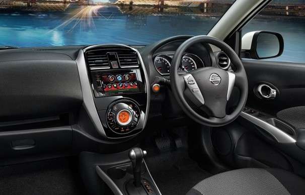 No interior, o carro traz novo volante, novo console e central multimídia (Nissan/divulgação) No interior, o carro traz novo volante, novo console e central multimídia (Nissan/divulgação)