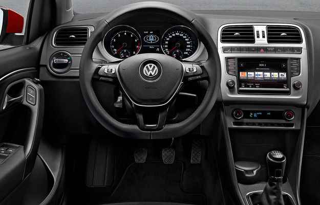 No interior, carro ganhou volante de três raios, sistema multimídia com tela sensível ao toque de 6,5 de polegadas, Bluetooth com audio streaming e GPS (Volkswagen/Divulgação) No interior, carro ganhou volante de três raios, sistema multimídia com tela sensível ao toque de 6,5 de polegadas, Bluetooth com audio streaming e GPS (Volkswagen/Divulgação)