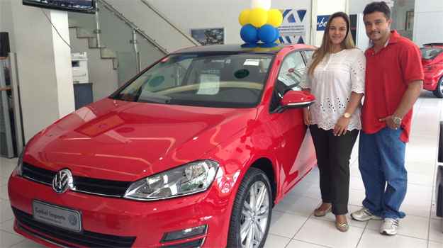 Bem atendidos na VW Carbel, Erica Becker e o marido optaram pela tecnologia e conforto do Novo Golf (Marcus Celestino / EM / D.A Press) Bem atendidos na VW Carbel, Erica Becker e o marido optaram pela tecnologia e conforto do Novo Golf (Marcus Celestino / EM / D.A Press)
