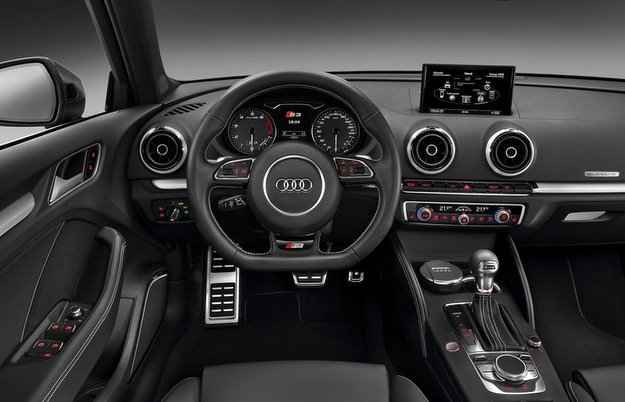No interior, o S3 possui volante multifuncional e sistema multimídia com GPS (Audi/Divulgação) No interior, o S3 possui volante multifuncional e sistema multimídia com GPS (Audi/Divulgação)