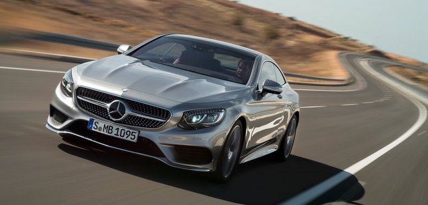 Classe S é equipado com motor 4.6 V8 biturbo de 455 cv de potência e 71,3 kgfm de torque (Mercedes-Benz/divulgação) Classe S é equipado com motor 4.6 V8 biturbo de 455 cv de potência e 71,3 kgfm de torque (Mercedes-Benz/divulgação)