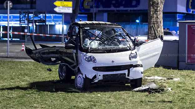 O Smart rodou na pista e foi parar no gramado de uma praça O Smart rodou na pista e foi parar no gramado de uma praça