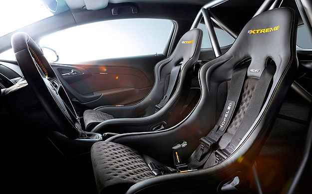 Astra OPC Extreme leva apenas duas pessoas em bancos Recaro (Opel/Divulgação) Astra OPC Extreme leva apenas duas pessoas em bancos Recaro (Opel/Divulgação)