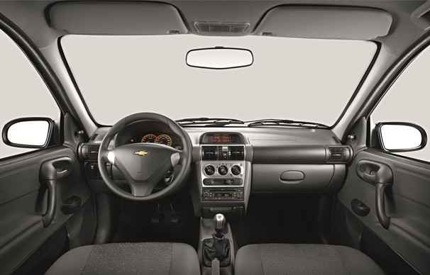 Interior tem detalhes no tom cinza no volante, console e manopla de câmbio (Chevrolet/Divulgação) Interior tem detalhes no tom cinza no volante, console e manopla de câmbio (Chevrolet/Divulgação)