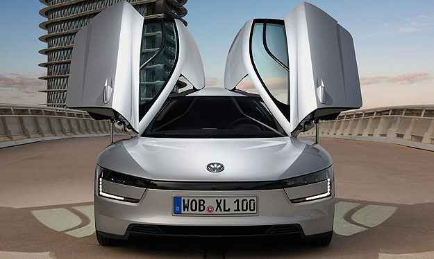 Com aerodinâmica totalmente futurista e preço estimado em cerca de R$ 335 mil, o Volkswagen XL1 faz 110 quilômetro por litro de combustível (Volkswagen/Divulgação) Com aerodinâmica totalmente futurista e preço estimado em cerca de R$ 335 mil, o Volkswagen XL1 faz 110 quilômetro por litro de combustível (Volkswagen/Divulgação)