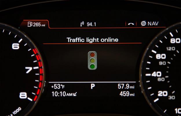 Veículo é integrado aos semáforos que recebe informações no painel (Audi/divulgação) Veículo é integrado aos semáforos que recebe informações no painel (Audi/divulgação)