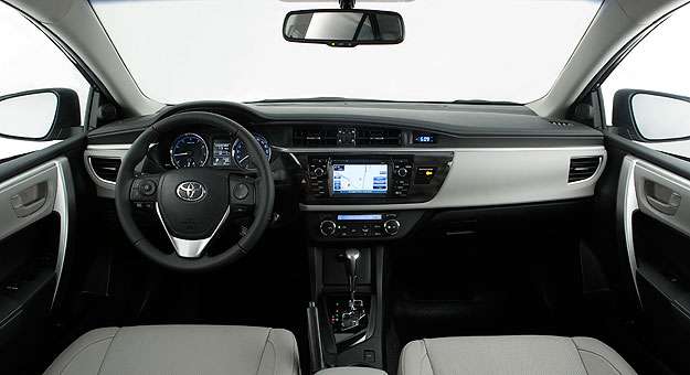 Esta versão vem equipada com uma central multimídia com tela de 6.1 polegadas e TV digital (Toyota/Divulgação) Esta versão vem equipada com uma central multimídia com tela de 6.1 polegadas e TV digital (Toyota/Divulgação)